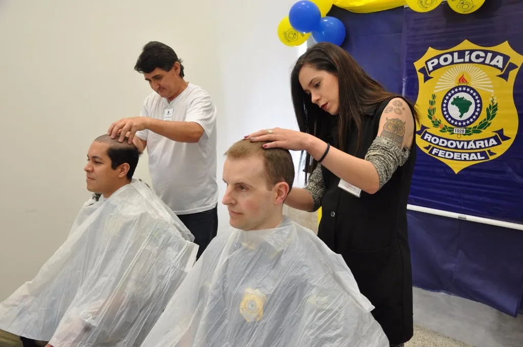 Em apoio a crianças com câncer, servidores da PRF raspam o cabelo