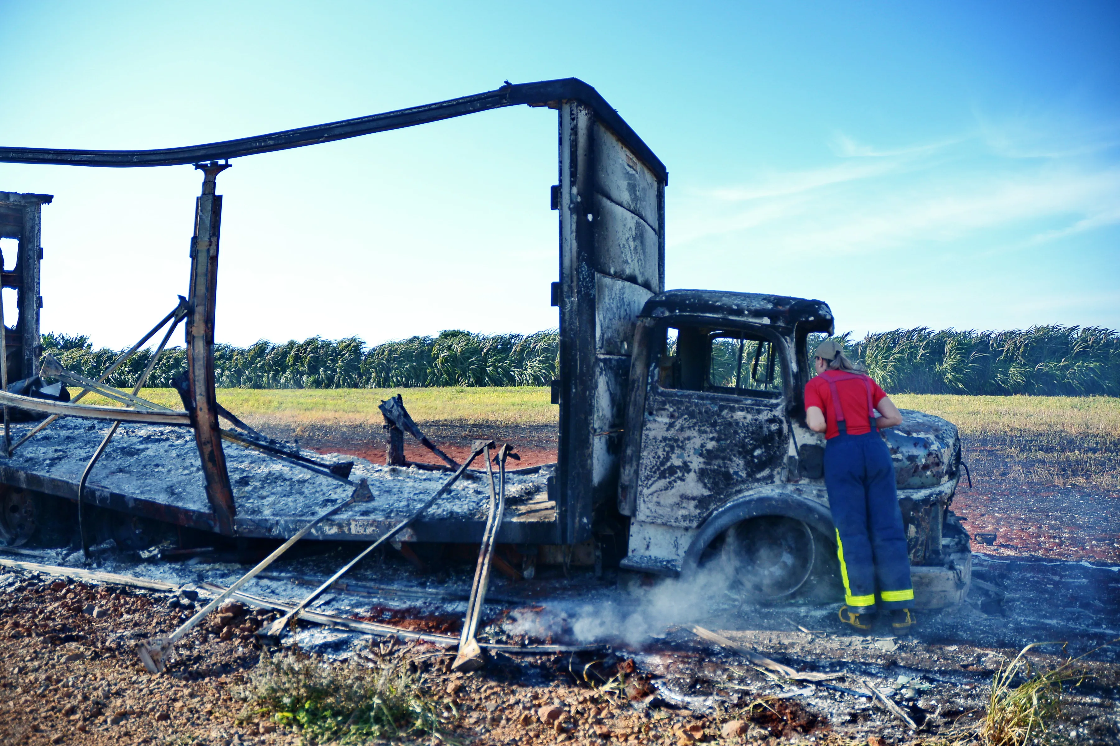 Caminhão pega fogo e motorista morre carbonizado em Apucarana