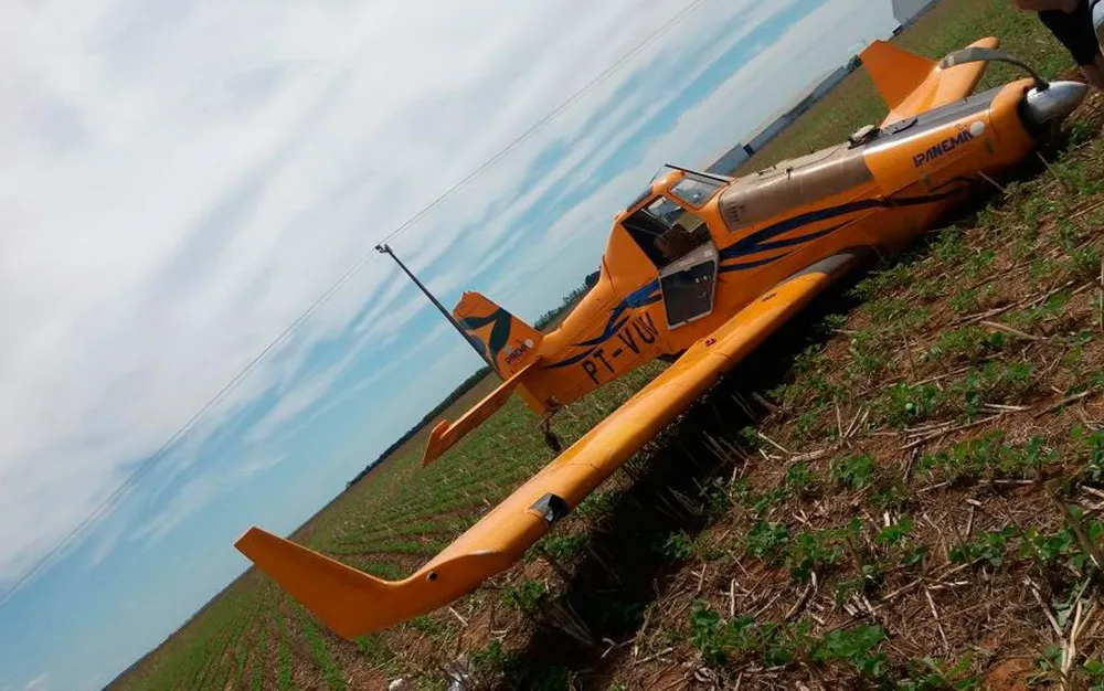 Piloto de avião agrícola faz pouso de emergência após bater em rede de alta tensão