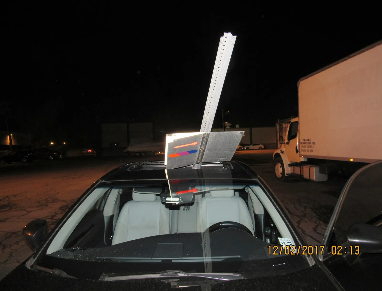 Motorista dirige 25 km com placa de trânsito presa no teto solar do carro