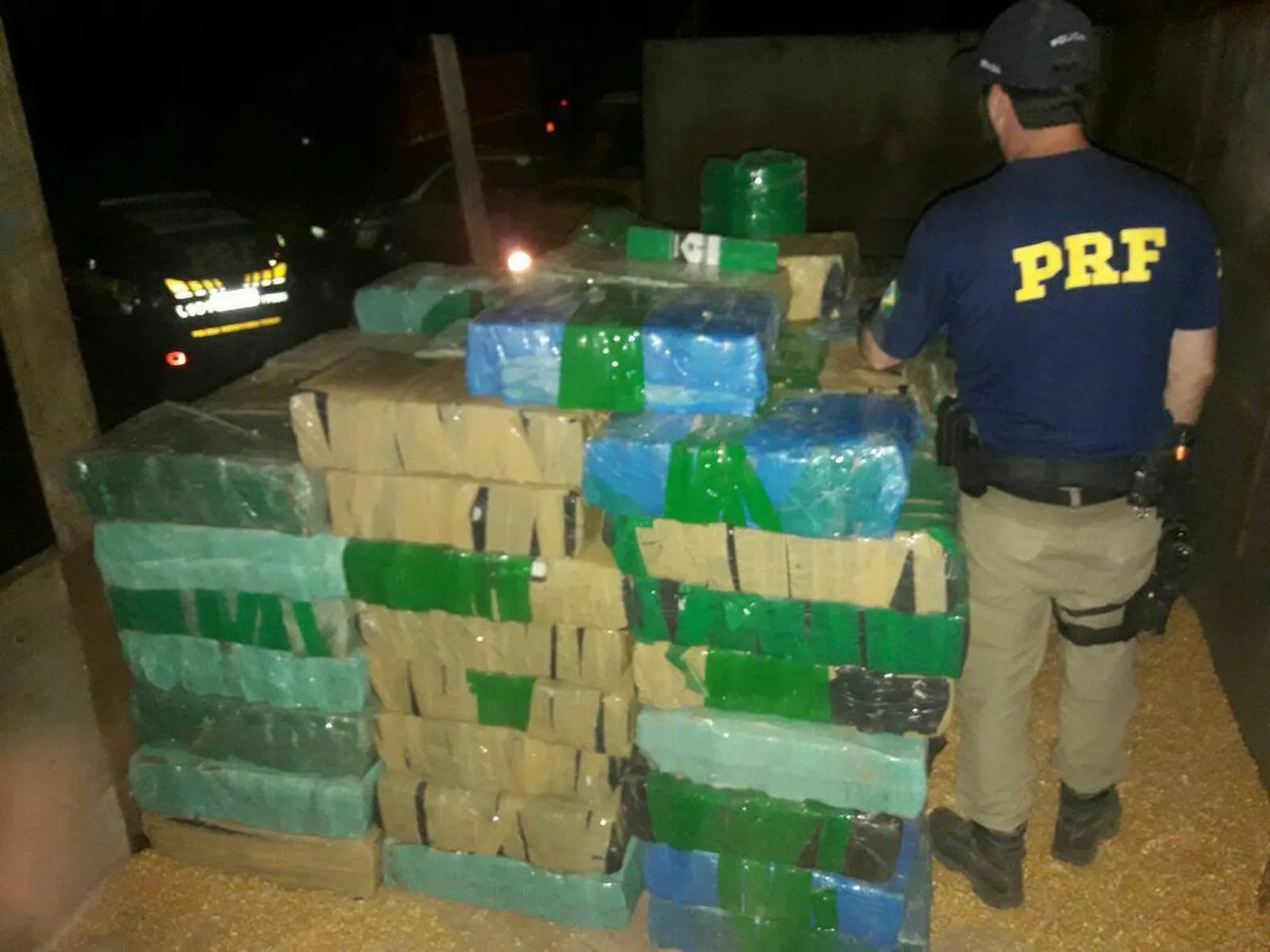 PRF apreende mais de 3 toneladas de maconha escondidas em carga de milho no Paraná; veja vídeo