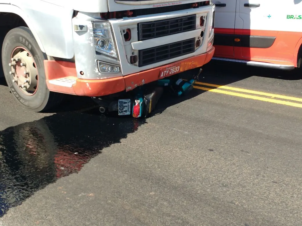 Motociclista fica ferido após colidir contra caminhão em Arapongas