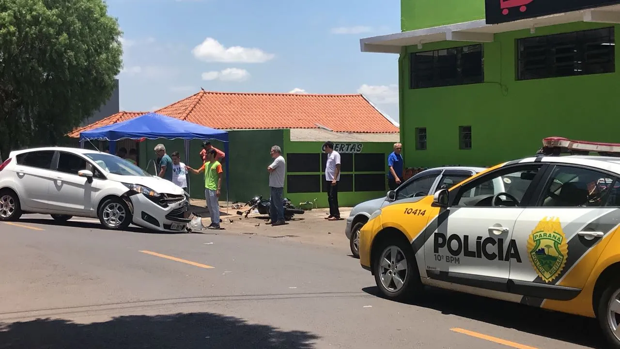 Homem fica ferido após acidente entre carro e moto em Apucarana 