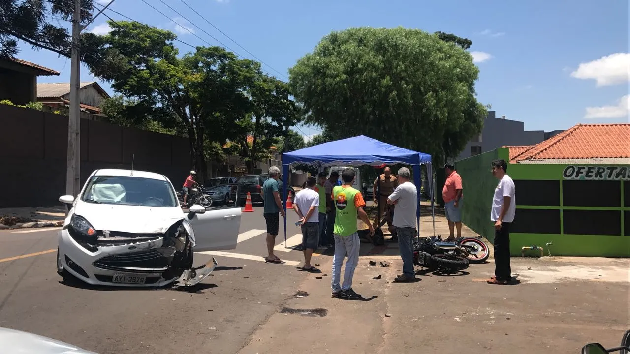 Homem fica ferido após acidente entre carro e moto em Apucarana 
