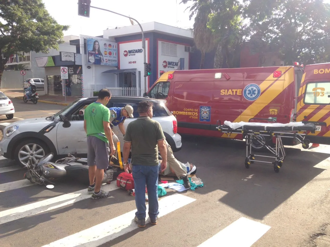 Colisão entre carro e moto deixa homem ferido em Apucarana; veja vídeo