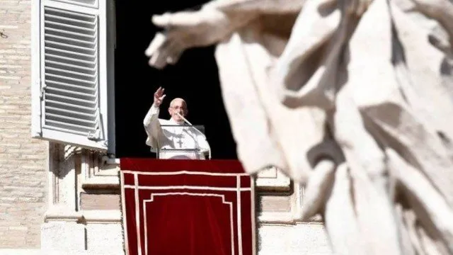 Papa Francisco festeja 81 anos com 'bolo de herói' e velinhas em pizza no Vaticano