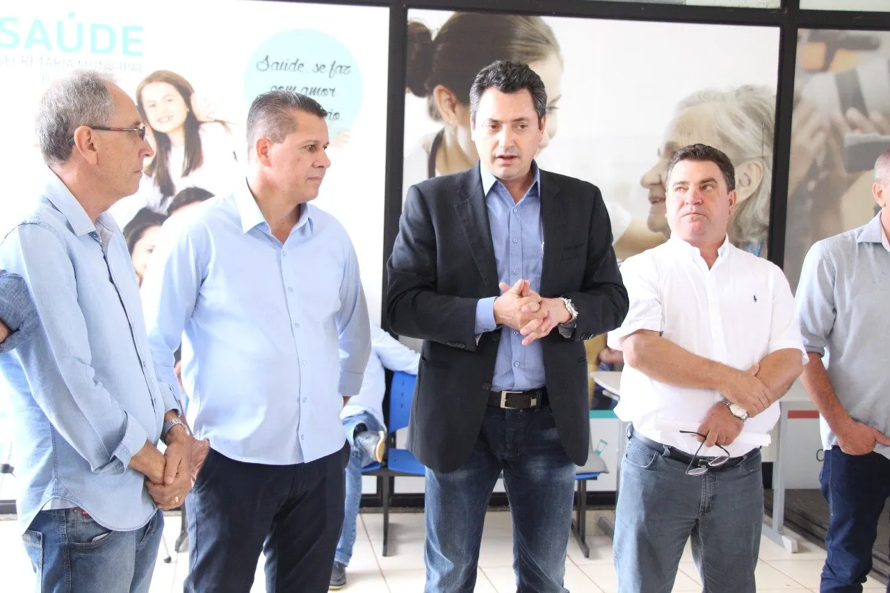 Prefeitura de Arapongas recebe novos veículos para as áreas de saúde e educação