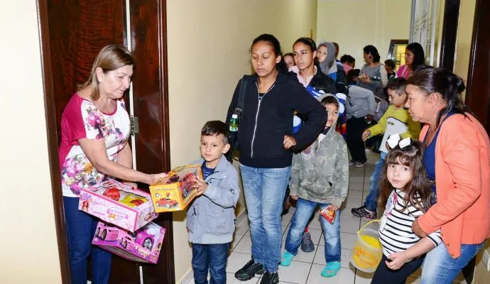 Grupo Pinga Fogo entrega milhares de presentes de Natal para crianças carentes