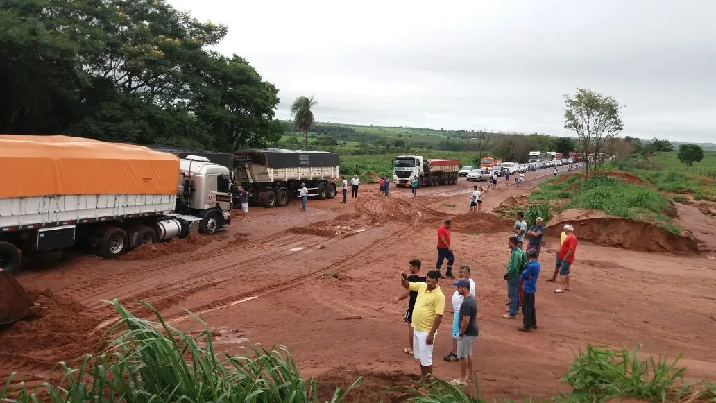 Queda de barreira provoca interdição da BR-376 no Paraná