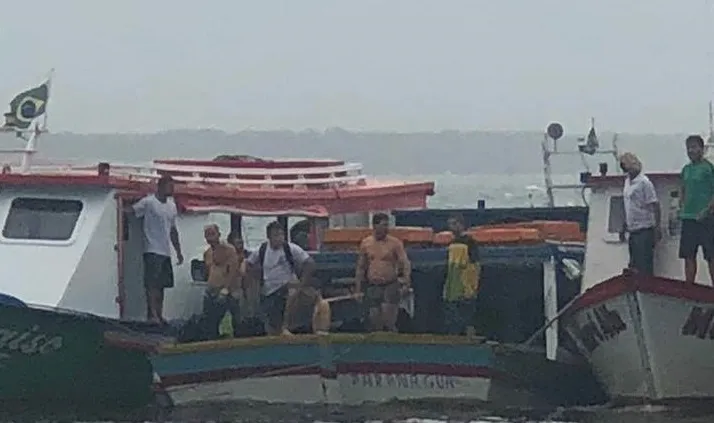 Embarcação quase naufraga na travessia da Ilha do Mel e turistas são resgatados