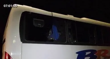 Ônibus que transportava 30 presos é metralhado em Curitiba