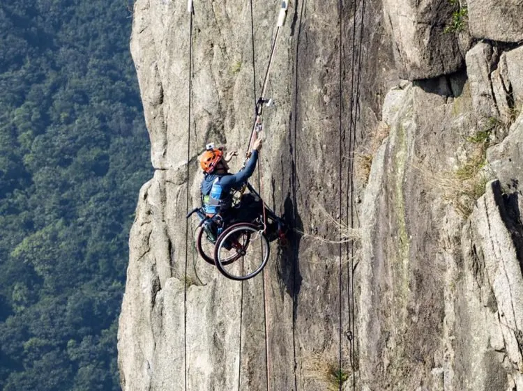 Chinês paraplégico escala montanha de 495 metros em cadeira de rodas
