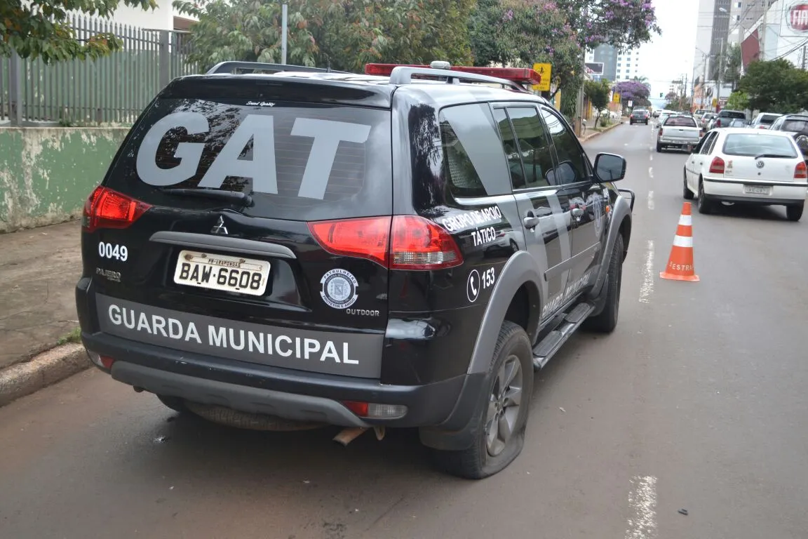 Carro avança preferencial e bate na viatura da GM em Arapongas 