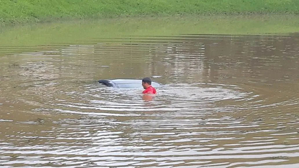 Carro do Uber é achado dentro de lago em Curitiba; motorista está desaparecido