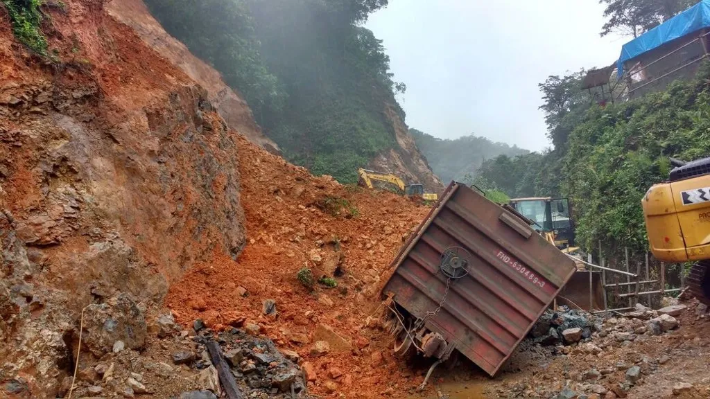 Deslizamento de terra atinge trem de carga entre Curitiba e Litoral