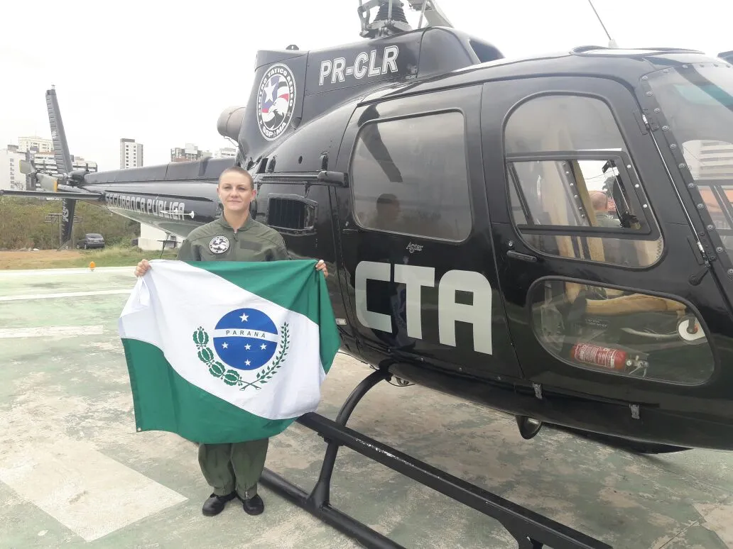 Policial de 33 anos é a 1ª mulher a integrar equipe de operações aéreas no Paraná