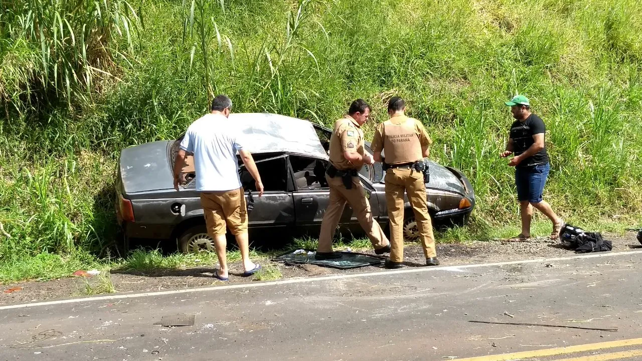 Bandidos capotam carro furtado durante fuga no Contorno Norte de Apucarana