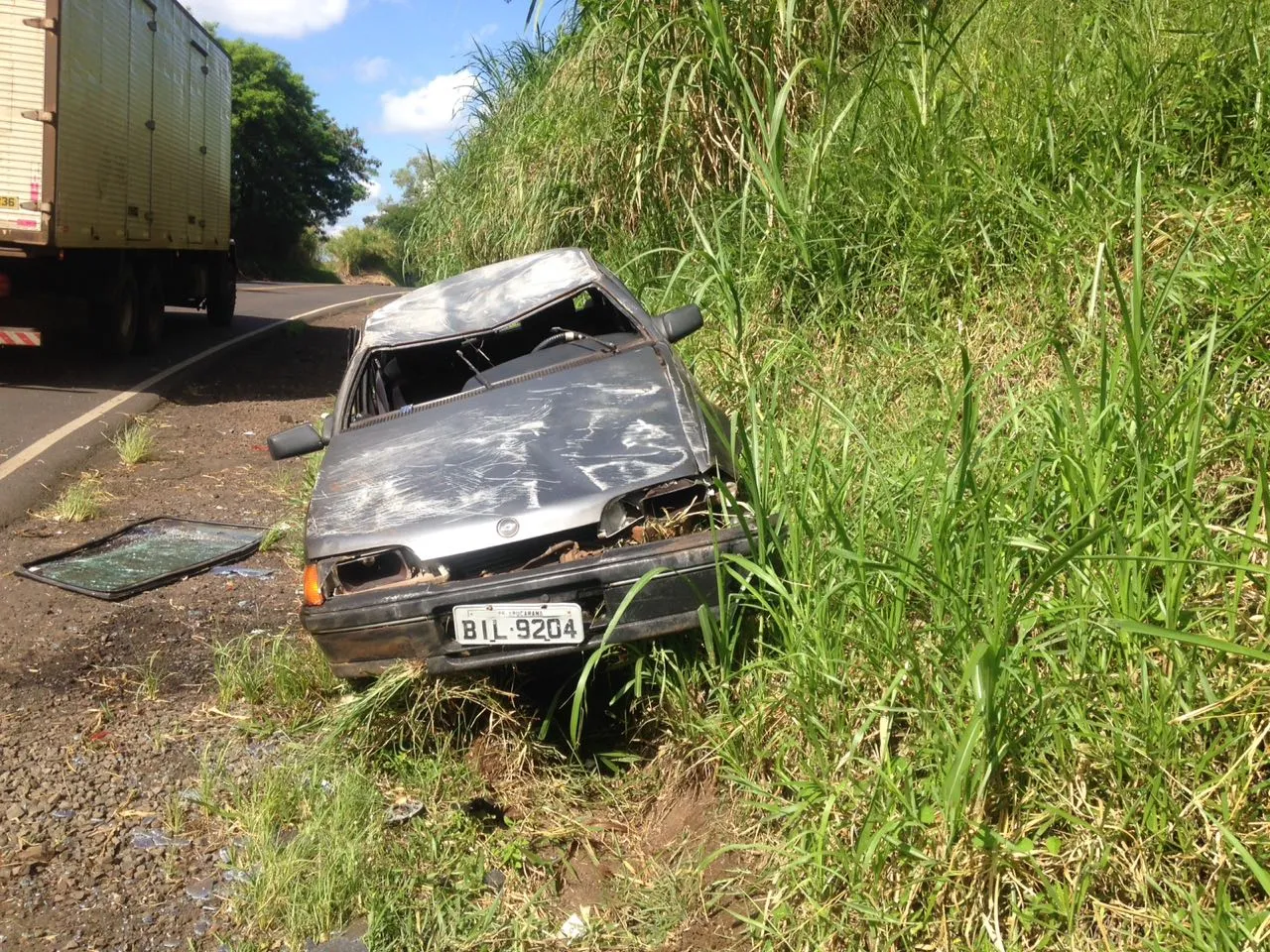 Bandidos capotam carro furtado durante fuga no Contorno Norte de Apucarana