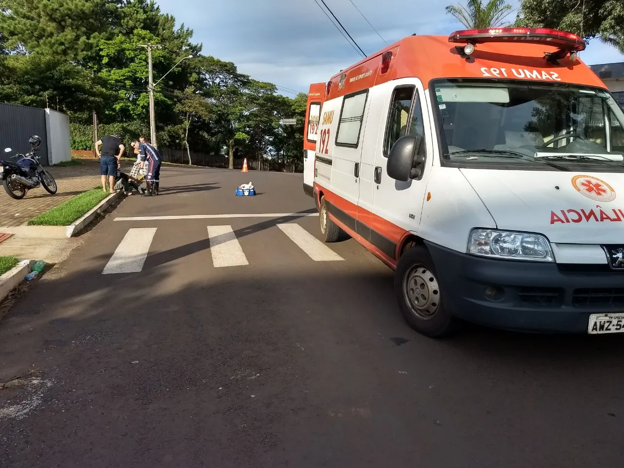 Motociclista e pedestre ficam feridos após atropelamento em Apucarana
