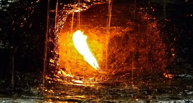 Conheça a cachoeira da chama eterna 