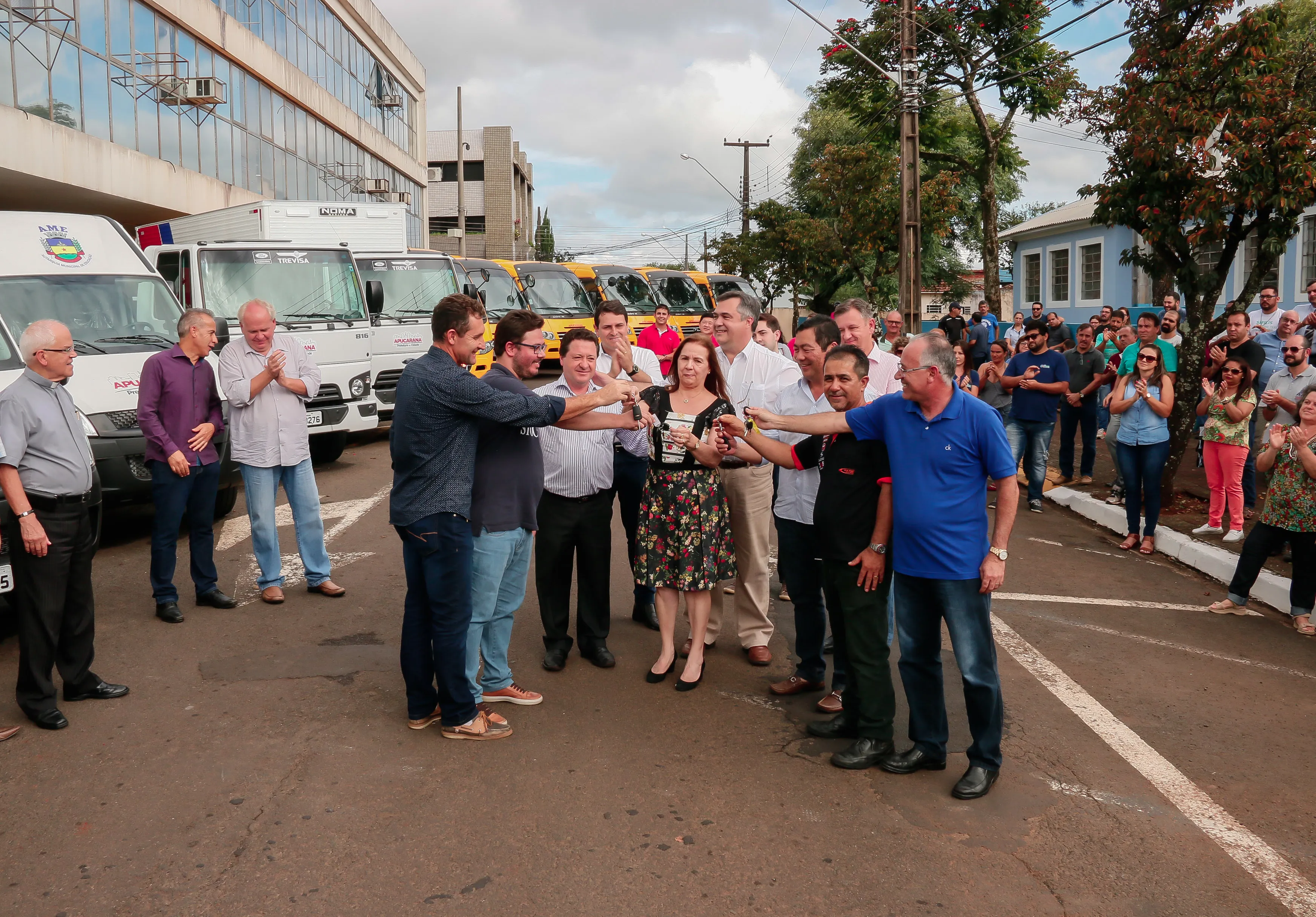 Beto Preto entrega mais 13 veículos zero km à Saúde e Educação