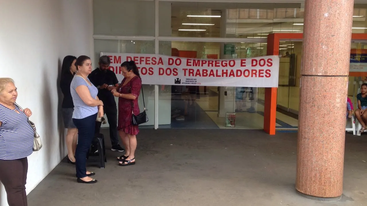 Sindicato dos Bancários fecha acesso a agência do Itaú