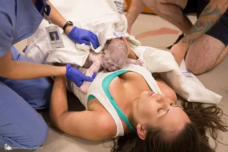 Mulher dá à luz em corredor de hospital em parto 'relâmpago'; veja vídeo e fotos