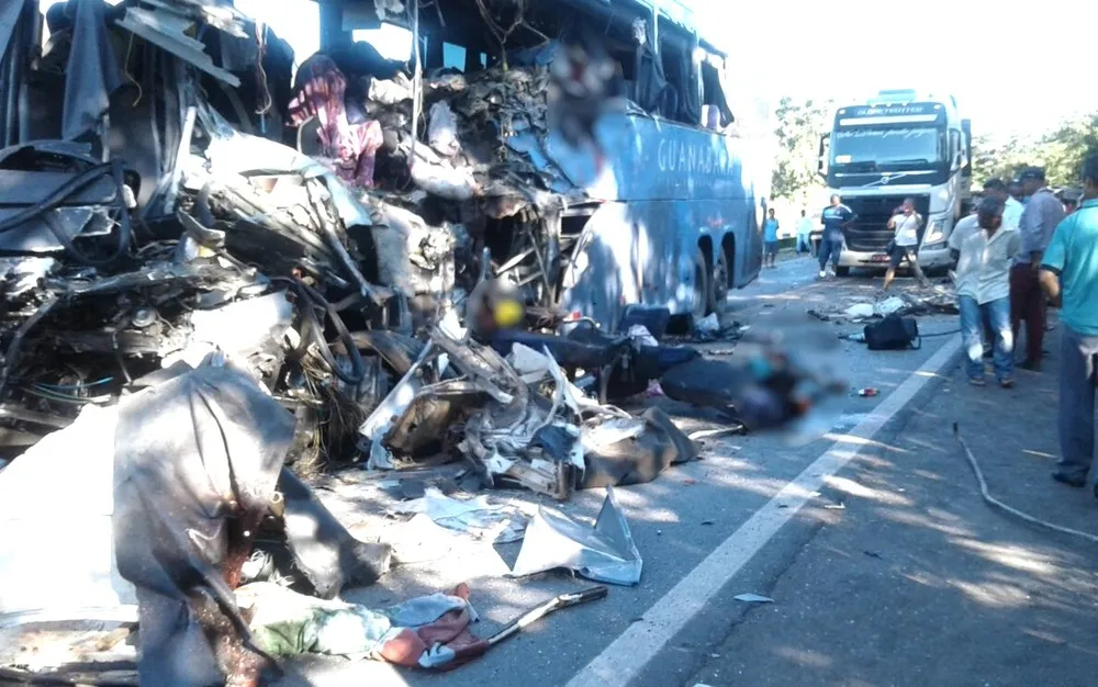 Ônibus e carretas se envolvem em acidente grave e deixam mortos e feridos