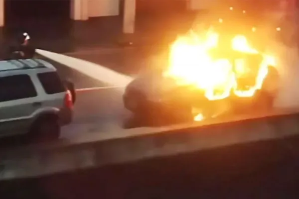 Homem ateia fogo em carro de amante da mulher após descobrir traição; veja vídeo