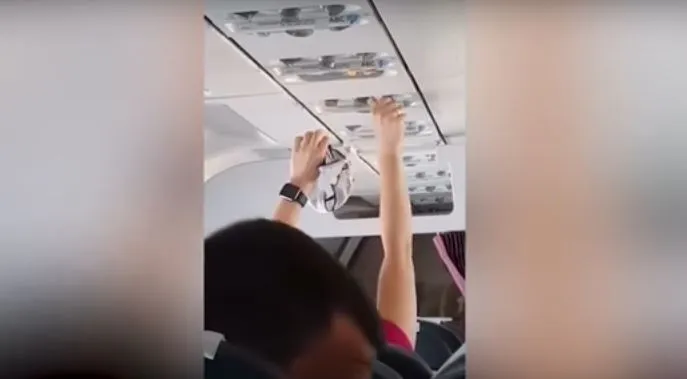 Vídeo mostra passageira secando a calcinha no ar-condicionado do avião