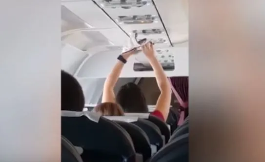 Vídeo mostra passageira secando a calcinha no ar-condicionado do avião