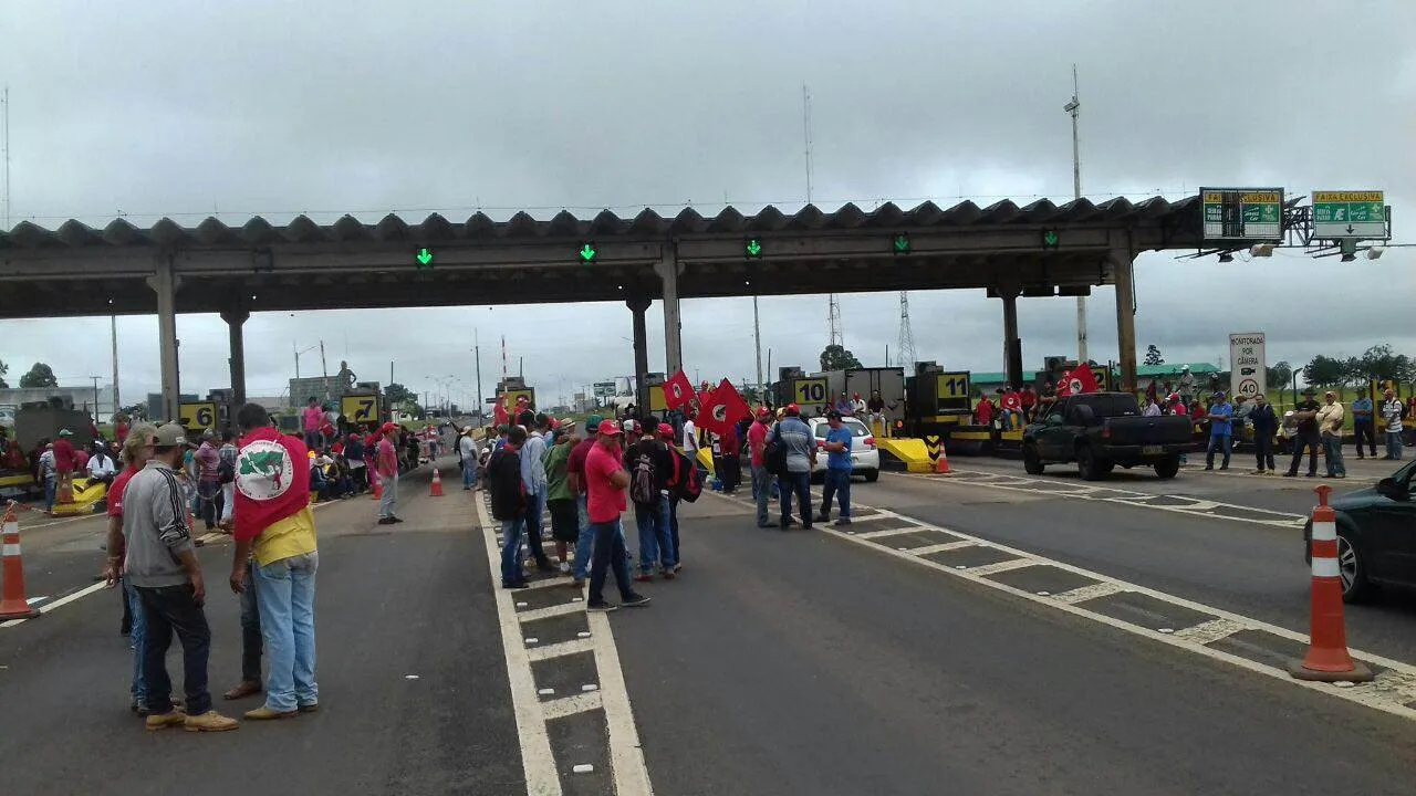 Trabalhadores protestam em Apucarana; MST abre cancelas de pedágio em Arapongas