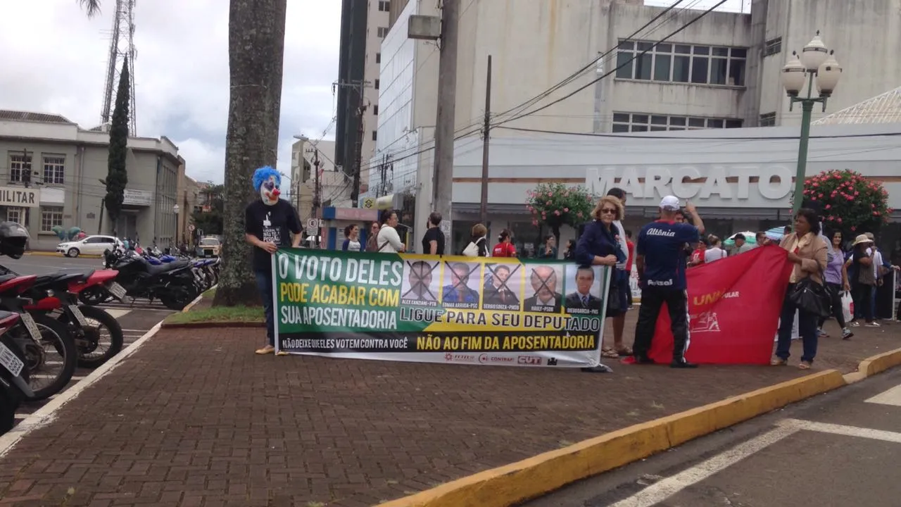 Trabalhadores protestam em Apucarana; MST abre cancelas de pedágio em Arapongas