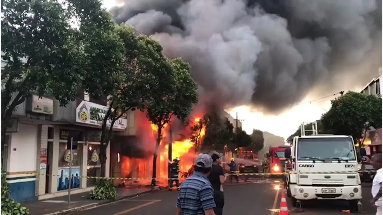 Incêndio destrói prédio de loja de móveis em Marialva; veja vídeo