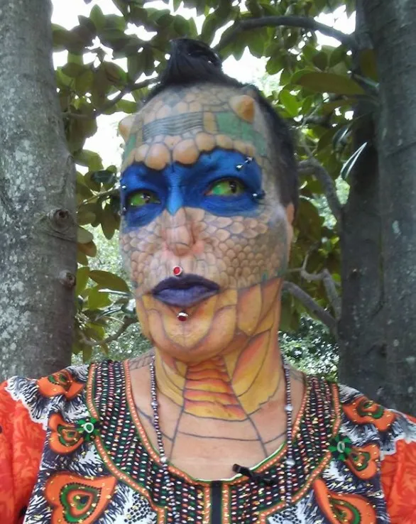Transexual assume aparência de dragão e diz ser filha de cobra cascavel; veja vídeo