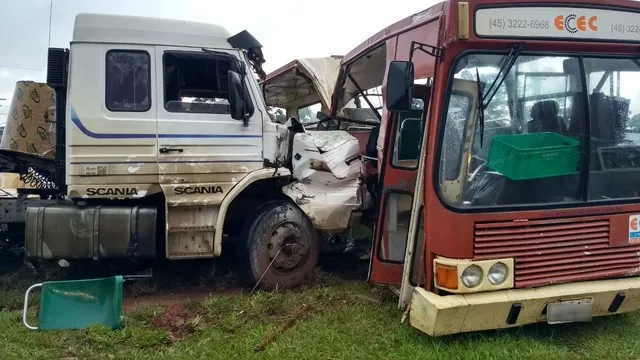 Ônibus quase parte ao meio ao ser atingido por carreta no Paraná; veja vídeo