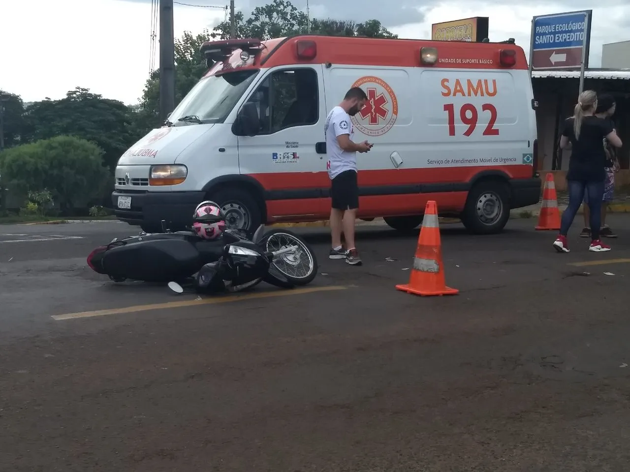 Colisão entre carro e moto deixa mulher ferida em Apucarana