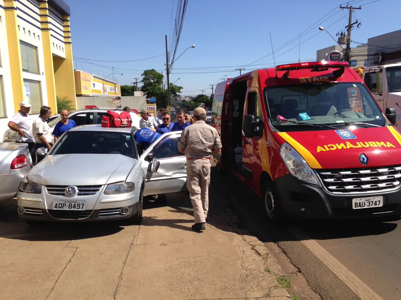 Caminhão arrasta VW Gol por 30 metros na Avenida Minas Gerais e deixa motorista do carro ferido