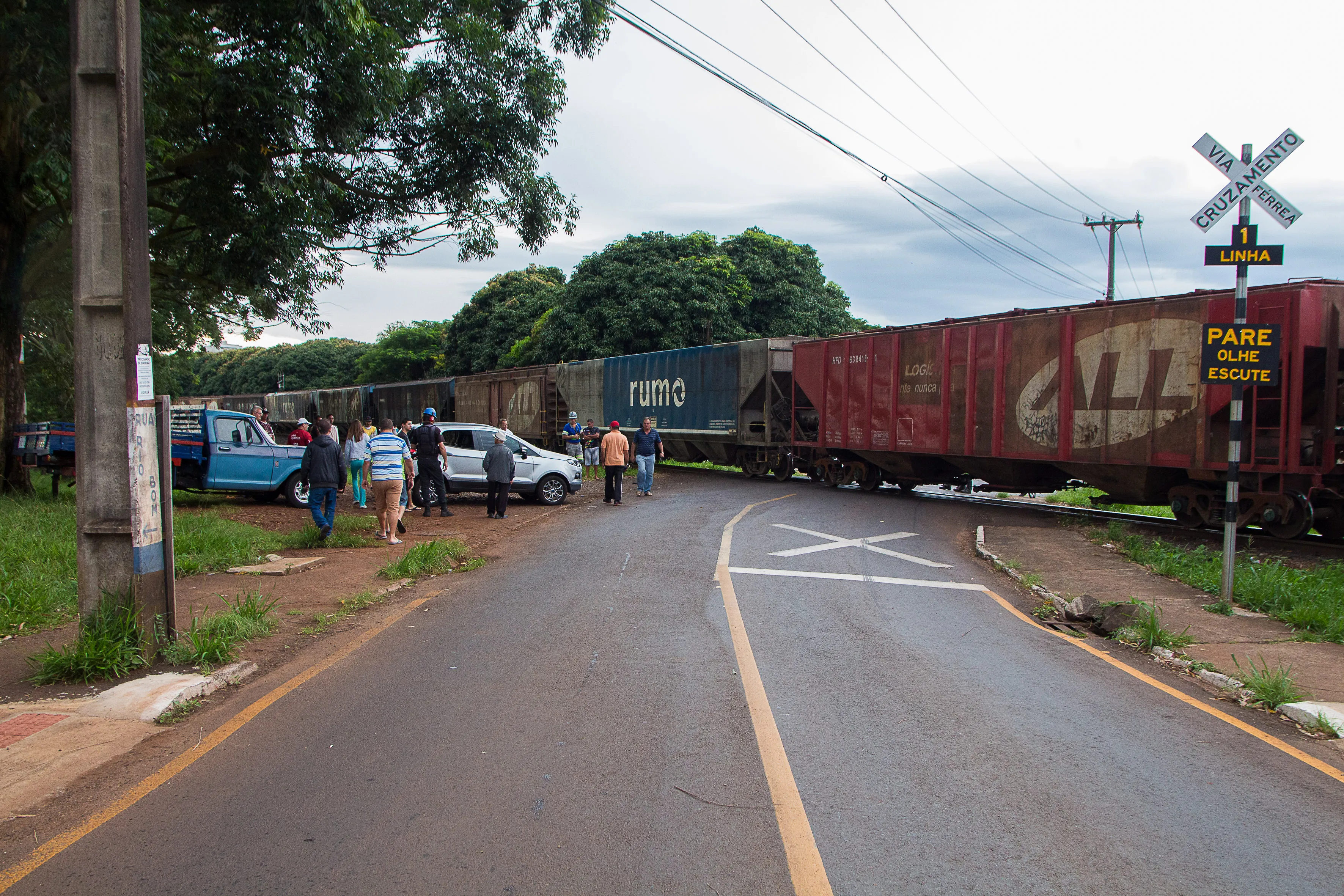 Acidente envolve trem e carro e deixa motorista ferido em Apucarana