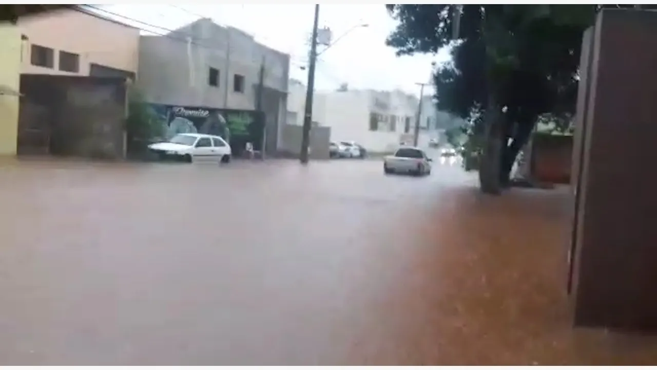 Moradores do Jardim Eldorado sofrem com alagamentos provocados pela chuva