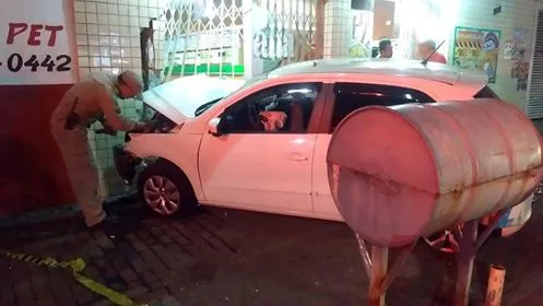 Carro fica desgovernado e quase invade pizzaria na avenida Curitiba