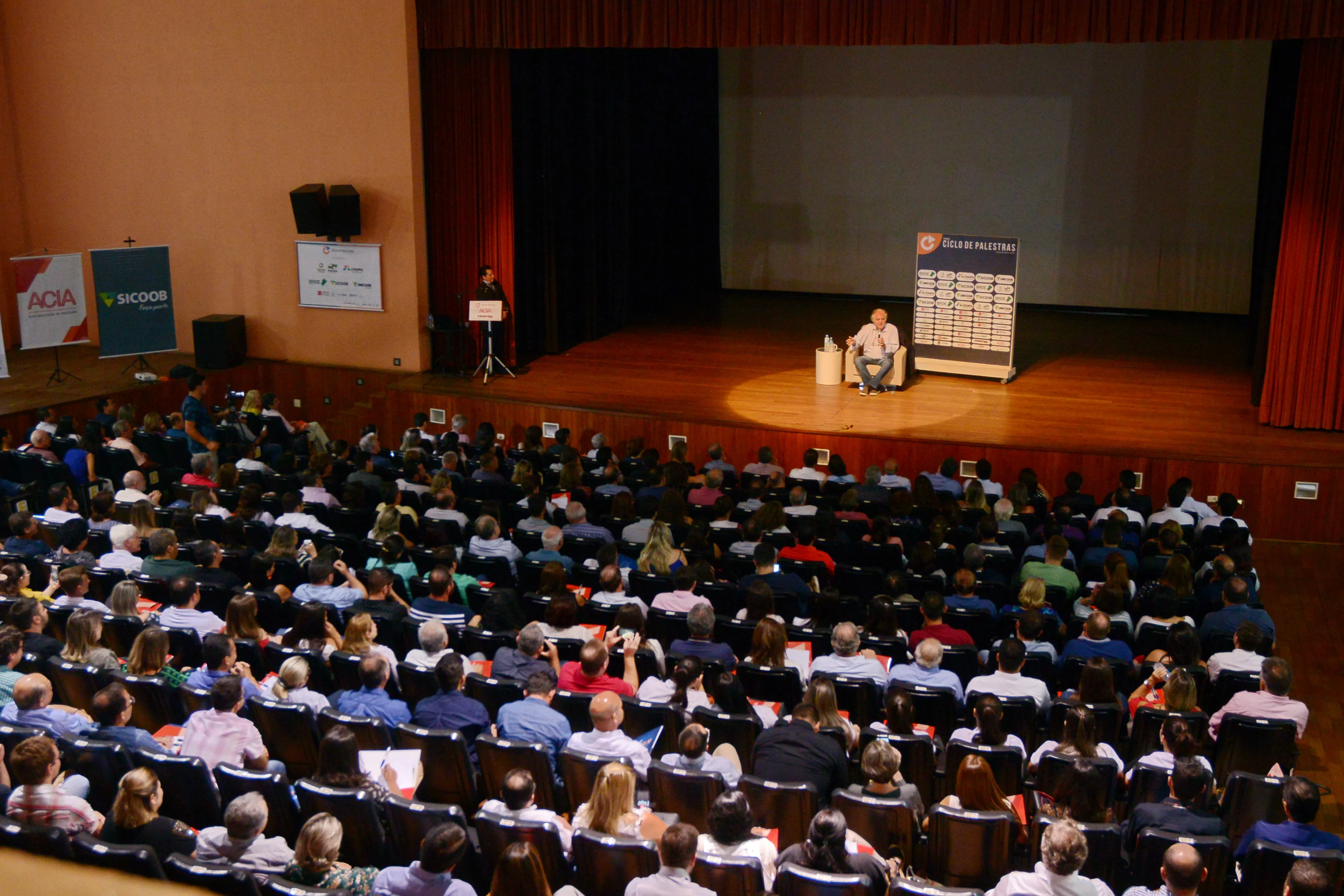 Palestra de Arnaldo Jabor reúne cerca de 500 pessoas no Cine Teatro Fênix