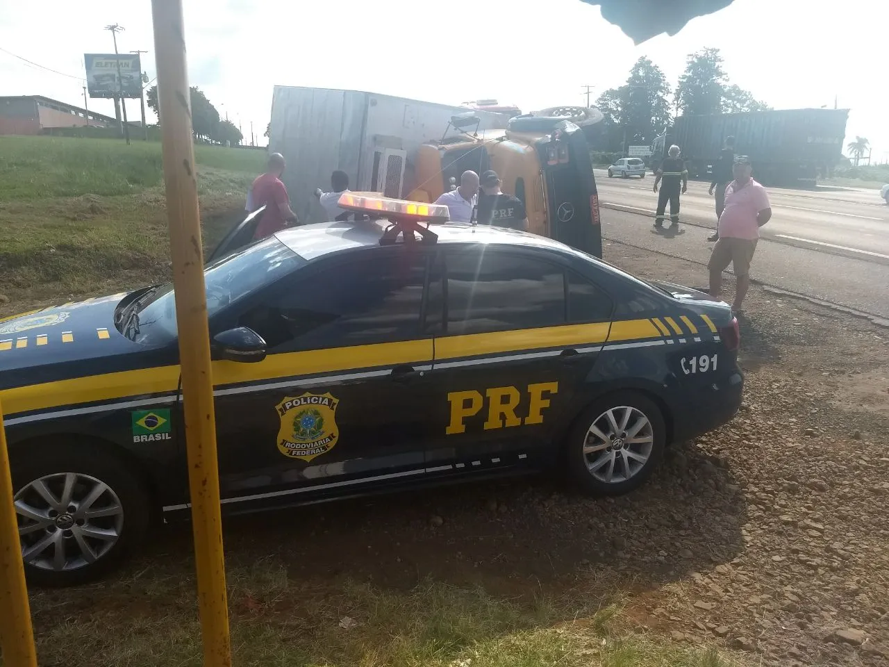 Caminhão tomba após colidir com outro veículo em Apucarana