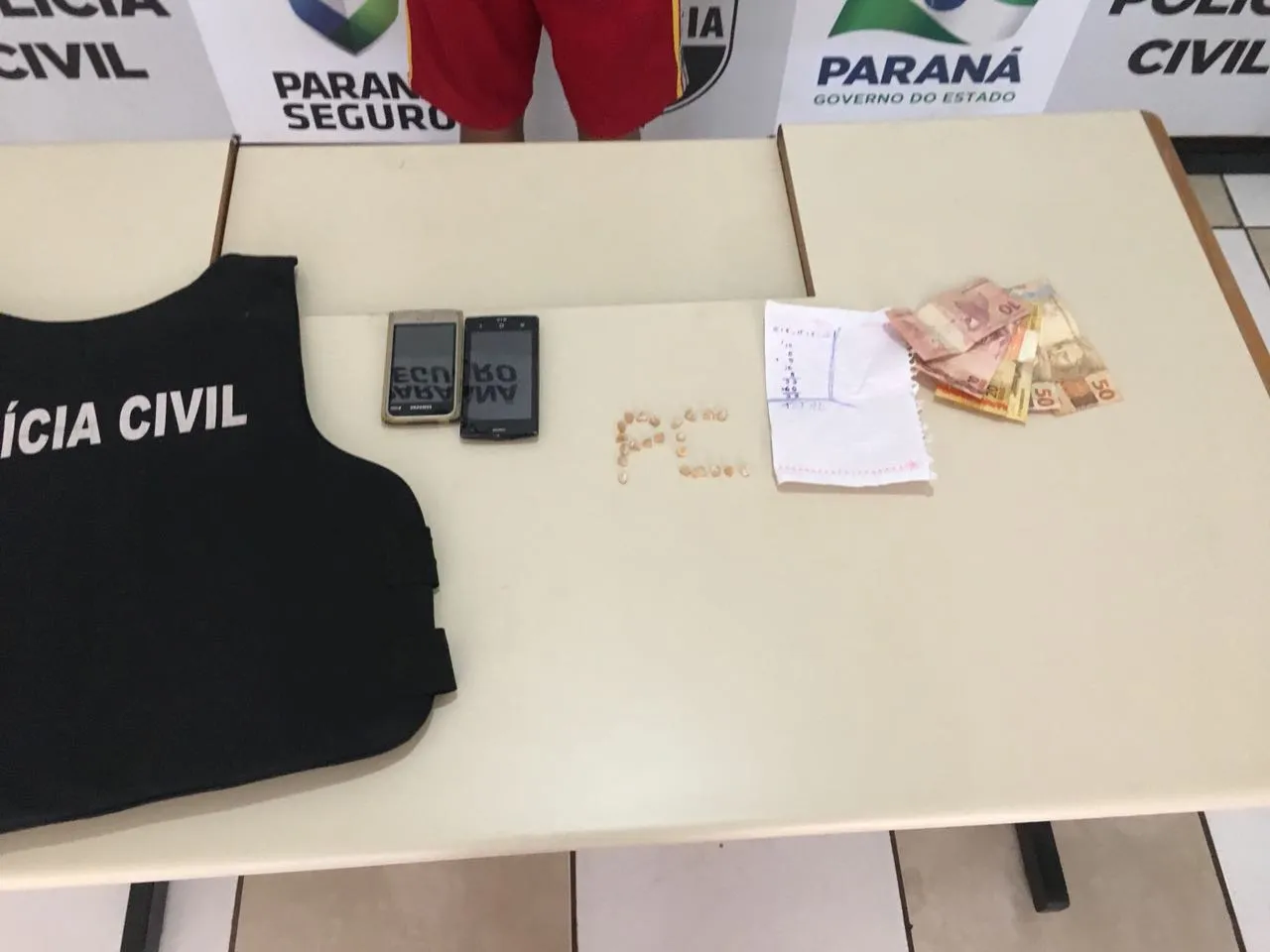 Polícia Civil detém menor com crack e caderneta de anotações da contabilidade do tráfico de drogas