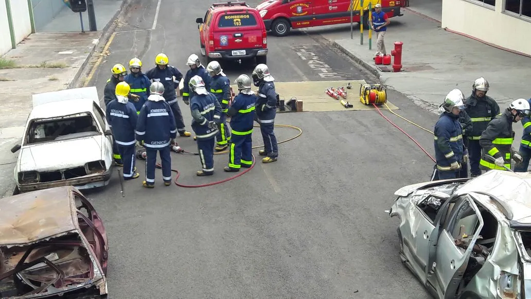Curso prepara bombeiros e socorristas para resgate de vítimas em acidentes de trânsito