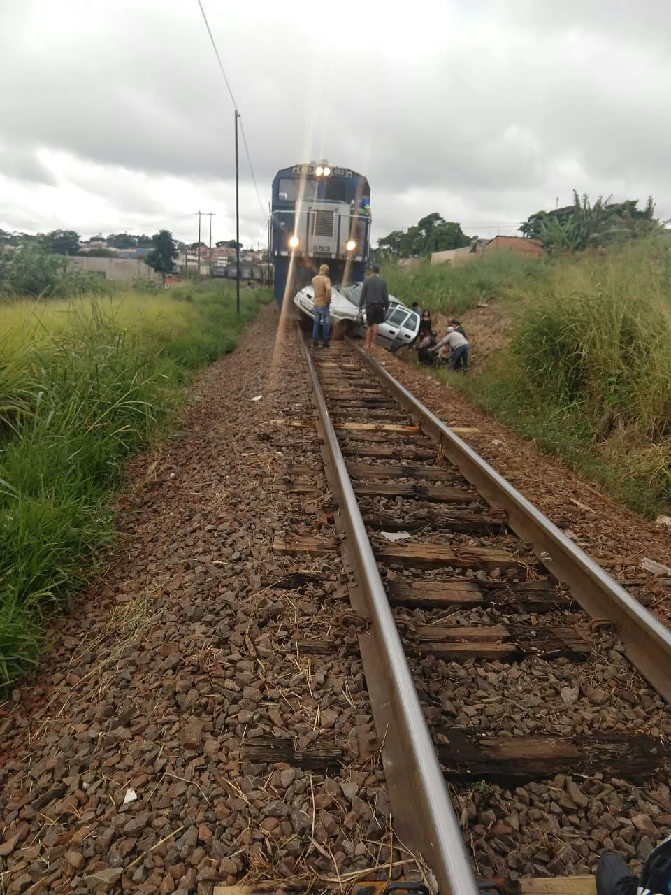 Carro se envolve em acidente com trem e é arrastado por 500 metros; motorista e menino de 4 anos ficam feridos 