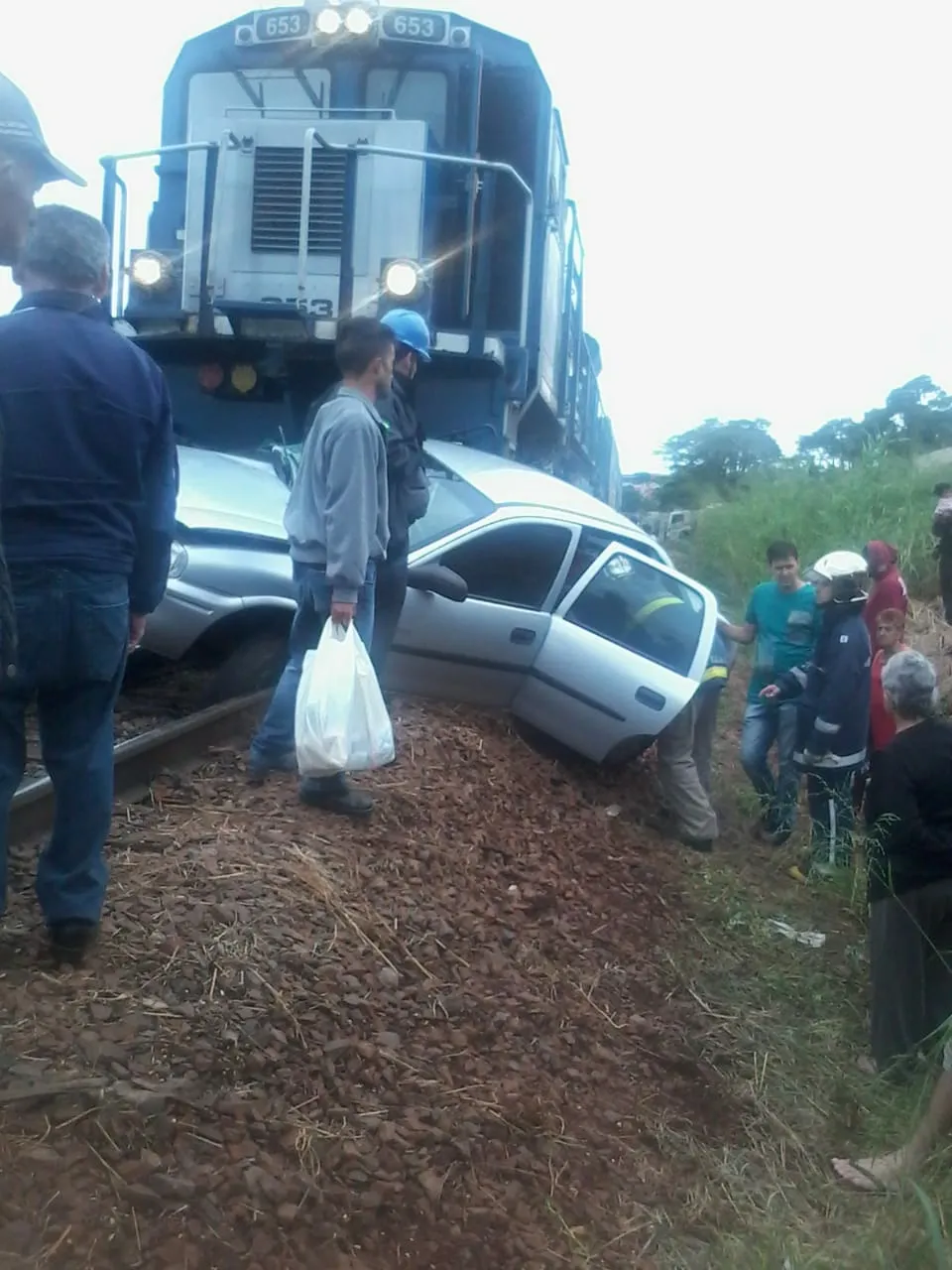 Carro se envolve em acidente com trem e é arrastado por 500 metros; motorista e menino de 4 anos ficam feridos 