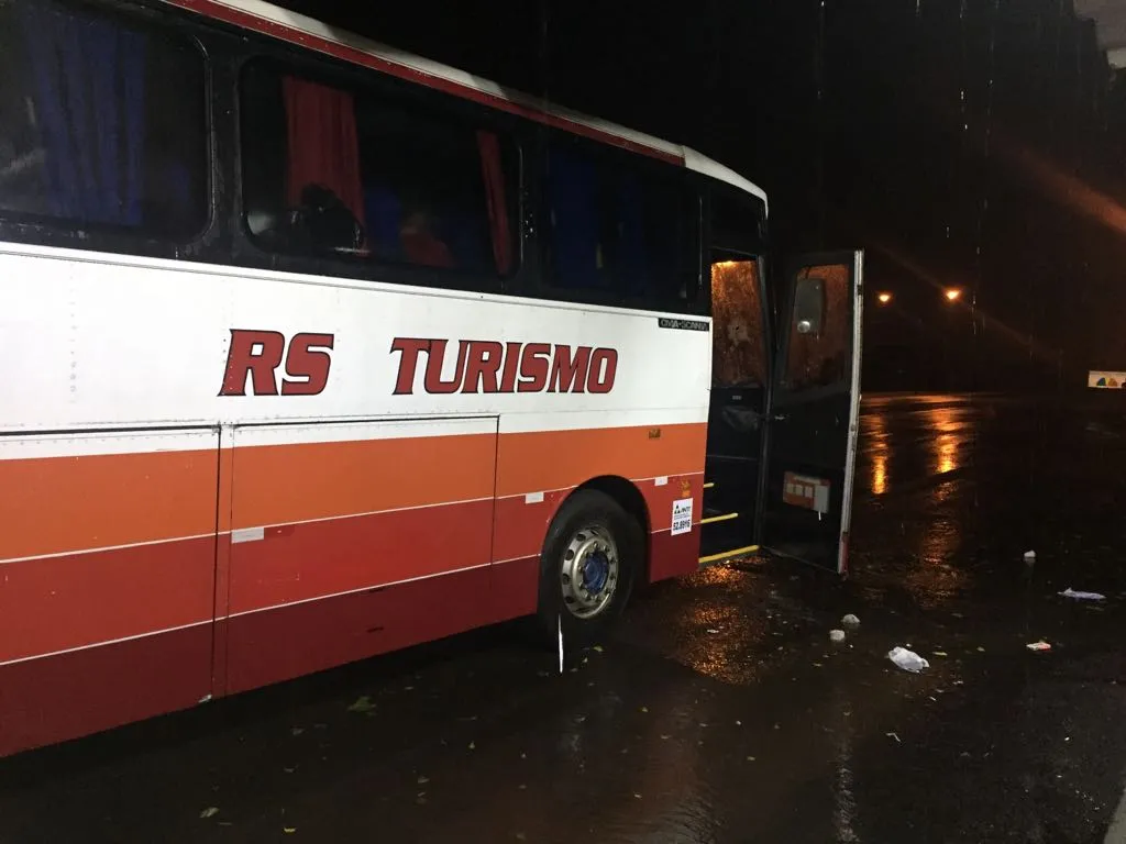 Bandidos ferem motorista a tiro, trancam vítimas em bageiro e roubam R$ 24,5 mil em assalto a ônibus de turismo