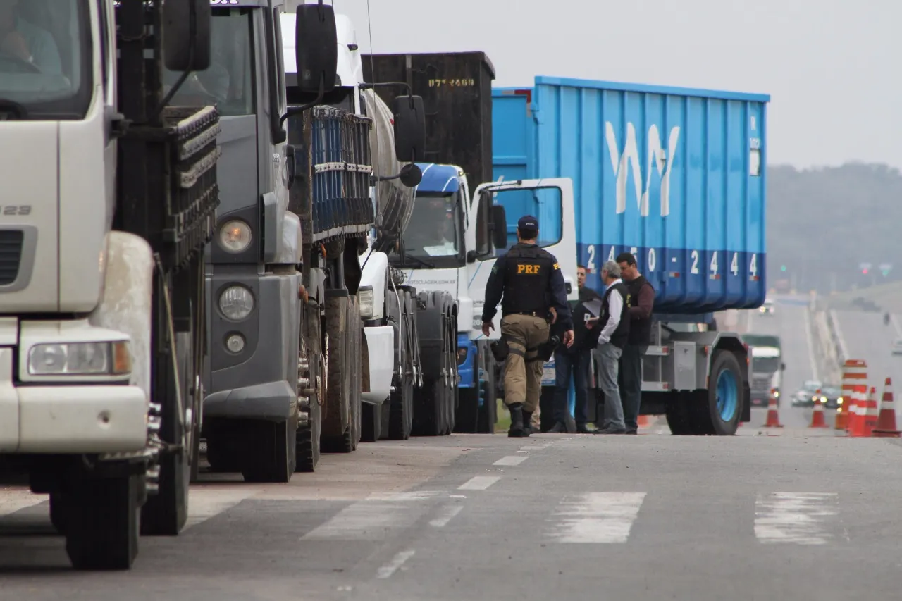Liminar proíbe bloqueio de rodovias por caminhoneiros no Paraná