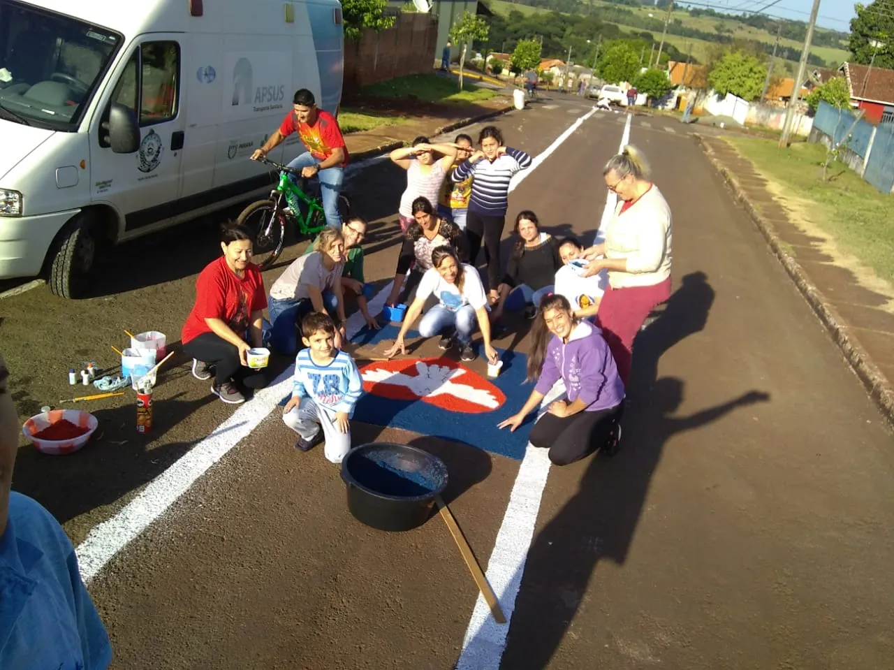 Fiéis pintam ruas para procissão de Corpus Christi em Apucarana e região
